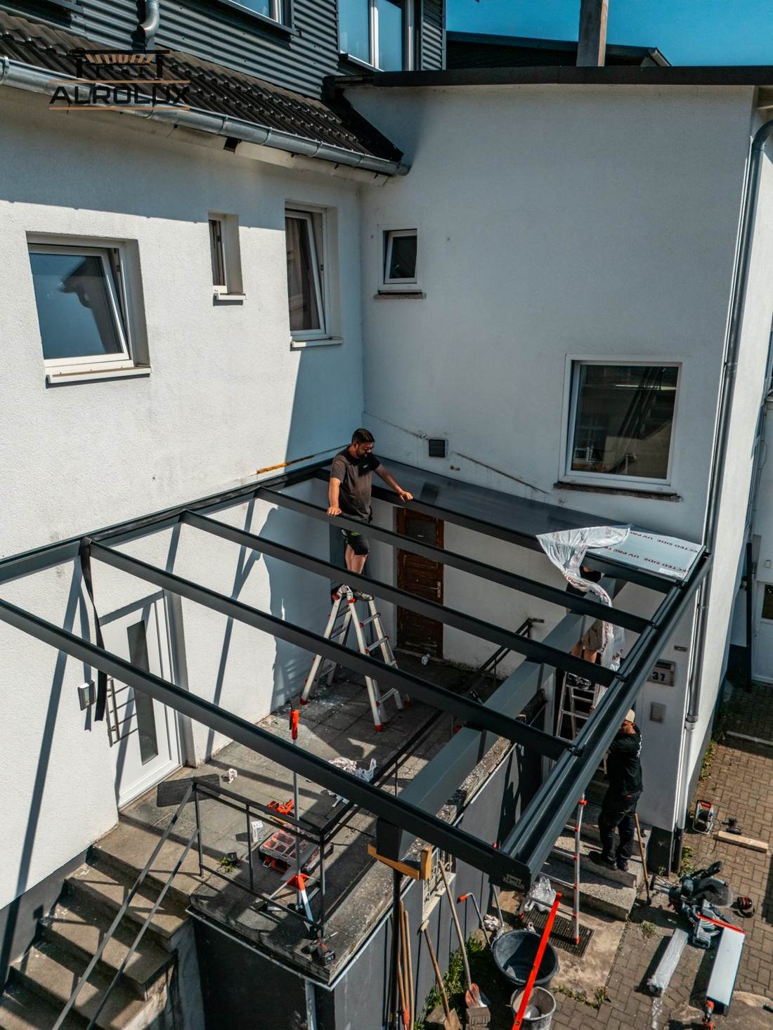 Montage einer Alrolux-Überdachung, Luftaufnahme
